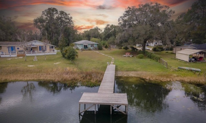 Interlachen Maison | Quiet 3-bedroom lakefront house. Family/dog friendly. Wi-Fi.
