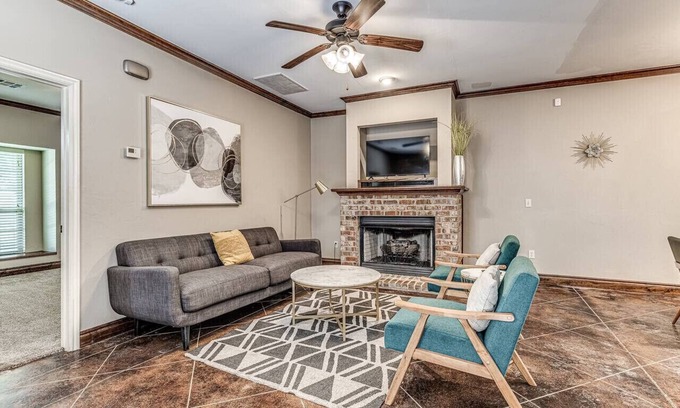 Central Oklahoma City Maison | Quiet 4 Bed Home With HOA Park