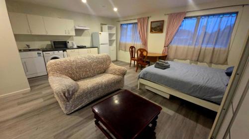The Gardens Appartement | Quiet 40m Studio - Kitchen, Washer, AC, Work Desk