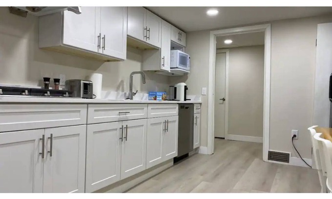 Kitsilano Maison | Quiet and cosy get away suite in Point Grey Vancouver BC, near UBC and beach.