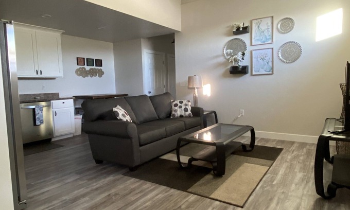 Salem Appartement | Quiet and cozy, a remodeled dairy with panoramic mountain views. .