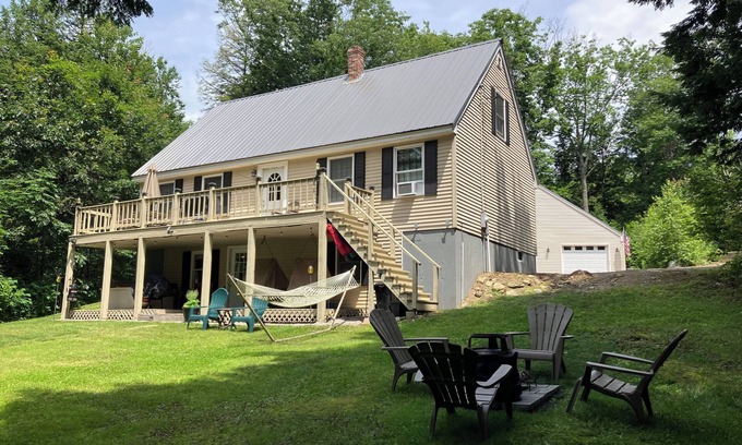 Weeks Mills Maison | Quiet and private lake front home with hot tub