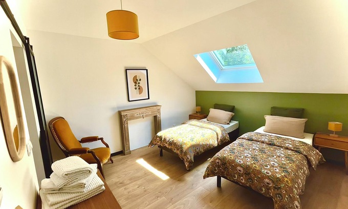 Menotey Appartement | Quiet and warm gîte, ideal for families or 2 couples, with patio and BBQ