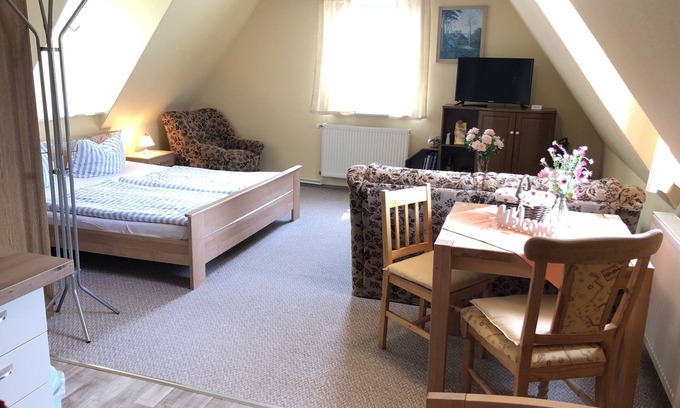 Molschow Appartement | Quiet apartment with playground for 3 people - Through the forest to the beach