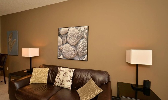 Lake Bonavista Copropriété | Calme joliment meublées Suite, 2 chambres à South Central Calgary