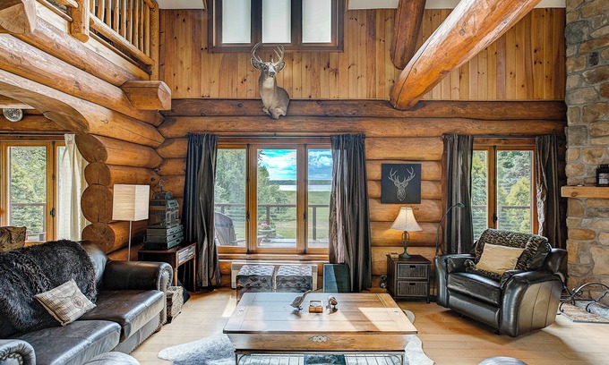Saint-Andre-d'Argenteuil Chalet De Ski | Quiet Escape in a Log cabin Overlooking the Bay. Hottub, Nature and Tranquility.