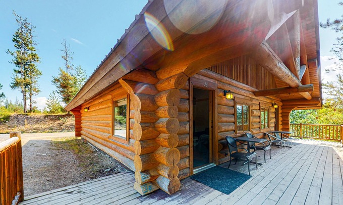 Lac Le Jeune Cabine | Quiet cabin getaway with private deck, full kitchen, & complimentary internet