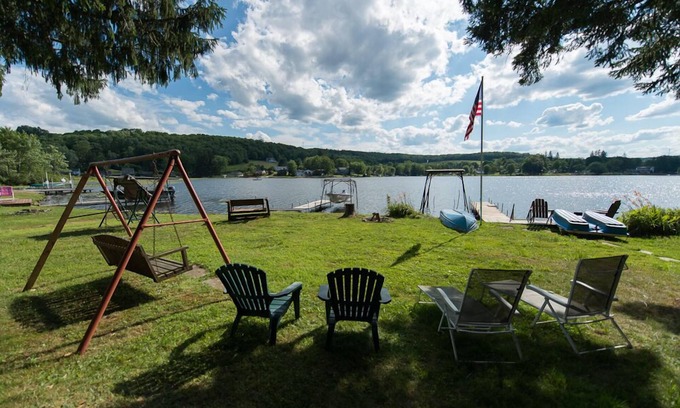 Lakeside Cabine | Quiet, Charming Lakefront Cottage