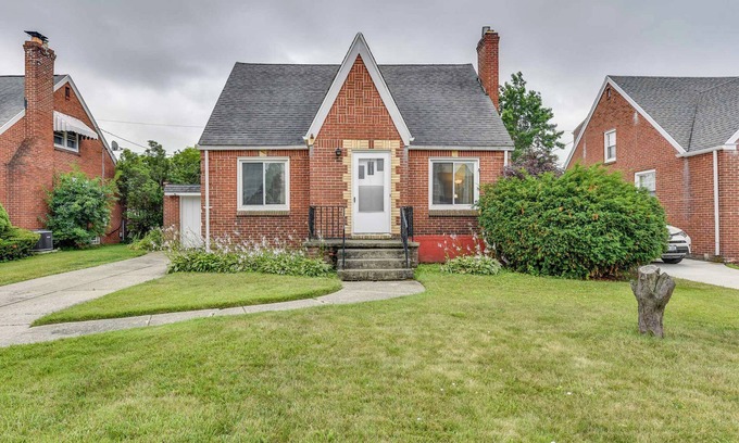 Cheektowaga Maison | Quiet Cheektowaga Retreat: 23 Mi to Niagara Falls!