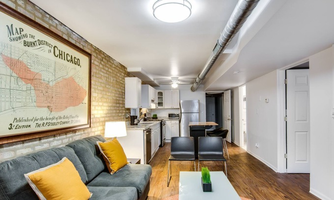 West Town Copropriété | Quiet Comfort in the Big City. Just Steps to the Blue Line by AllSet Turnover