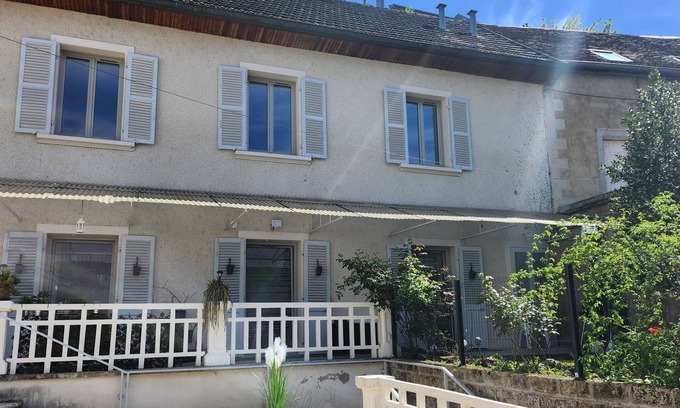 Salins-les-Bains Appartement | Quiet, comfortable apartment overlooking the fort. Close to the spa