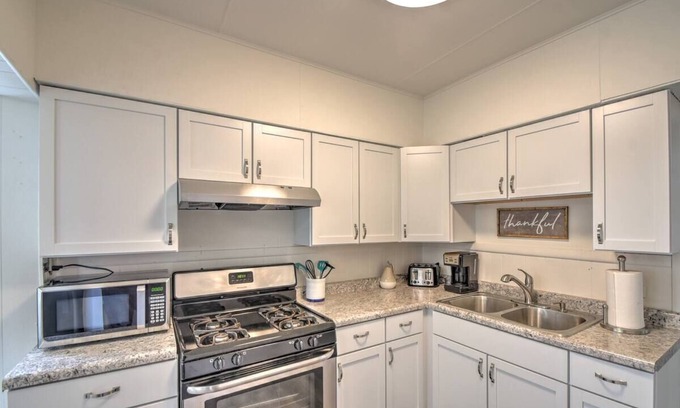 Highland Maison | Quiet & Comfortable 2 Bed Corporate Near 80/94 A Richard St Main Floor