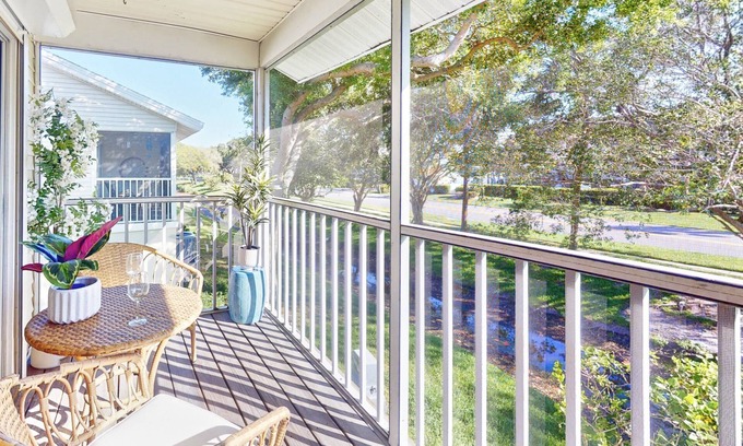 Capri Isle Copropriété | Quiet Community in the Heart of Treasure Island. Heated Pool. Comfortable and Spacious Townhome.