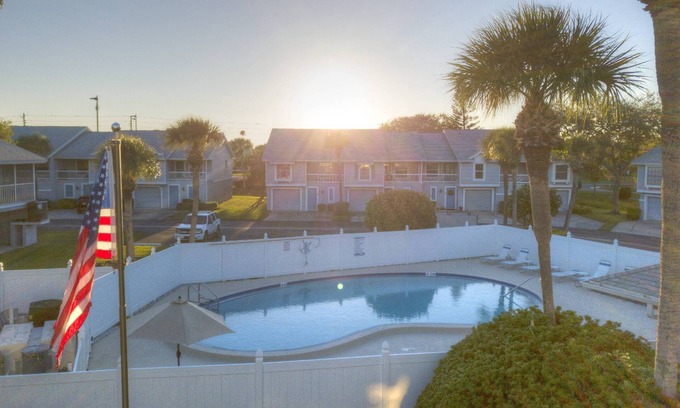 Capri Isle Copropriété | Quiet Community Just Minutes from Beach. Spacious. Heated Pool. Great Location.
