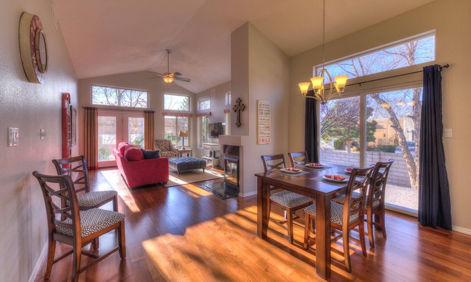 Northeast Heights Maison | Confort calme et pratique en communauté fermée