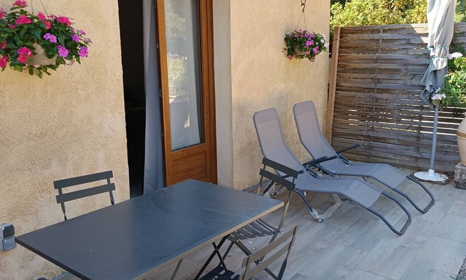 Aups Appartement | Quiet country gite with air conditioning.
