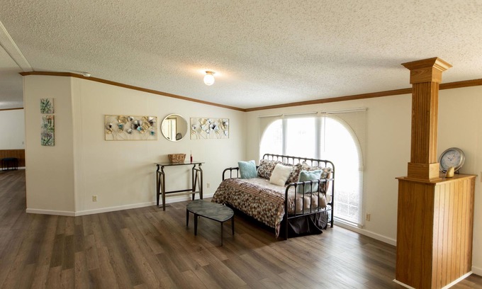Starkville Maison | Quiet country living in a newly remodeled mobile home on 1.5 acres - 7 mi to MSU