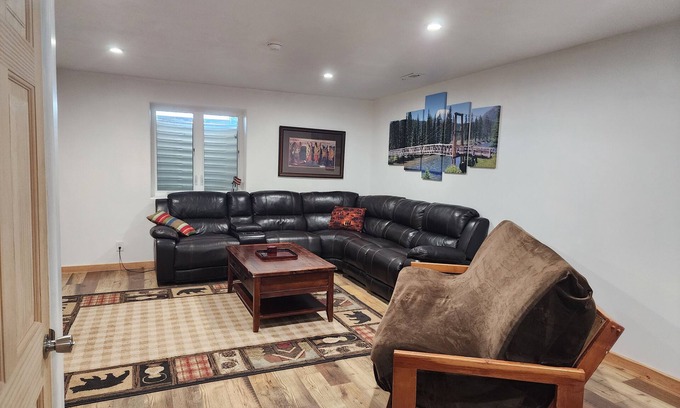 Great Falls Appartement | Quiet country property, near rivers, complete with farm animals and wildlife.