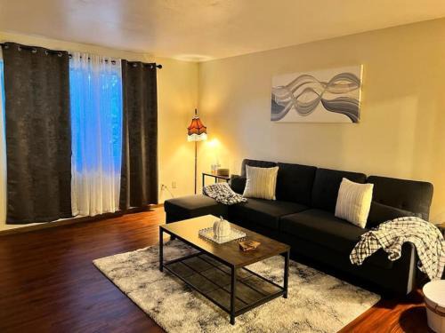 Orange Prairie Appartement | Quiet Cozy 2BR APT Black out Curtains