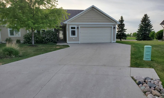 Moorhead Maison | Quiet cul-de-sac home with golf course views
