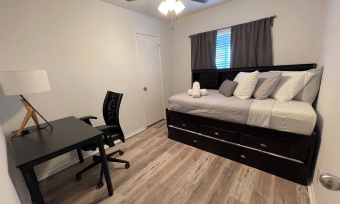 San Antonio Maison | Quiet cul de sac, near SeaWorld and AFB! 3 bedrooms that accommodates up to 8!