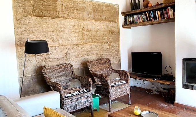 Santiago do Cacem Maison | Quiet detached country house, countryside &coast 22km, shared pool, restaurant.