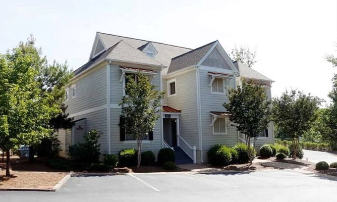 Lackey Station Balnéaire | Quiet end home. Walk to Water Country, minutes to Busch Gardens, Pools & golf.