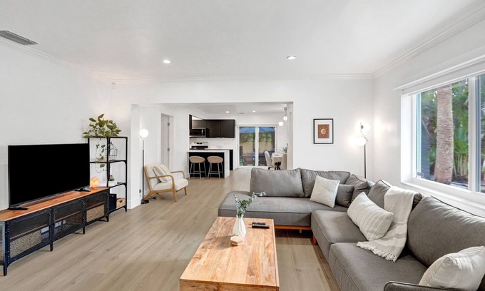 South Corals Maison | Quiet Escape | Private Yard/BBQ | Walk 2 Downtown