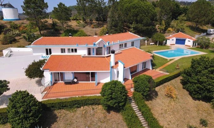 Mafra Maison | Quiet family villa with pool, garden and stunning views