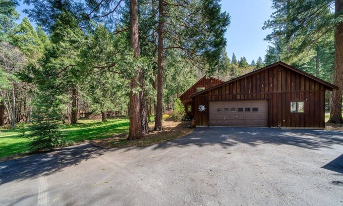 Quincy Maison | Quiet get away on a private creek. Hot tub, infrared sauna and massage table.