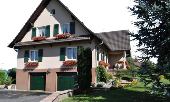 Wolfersdorf Appartement | Quiet gite in a cul-de-sac, pets welcome by prior arrangement.