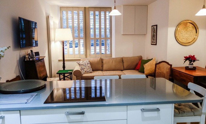 Marchmont Appartement | Quiet Ground Floor Mews Flat and Parking