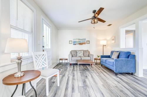 Grove Hill Maison | Quiet Grove Hill Cottage with Wraparound Deck!