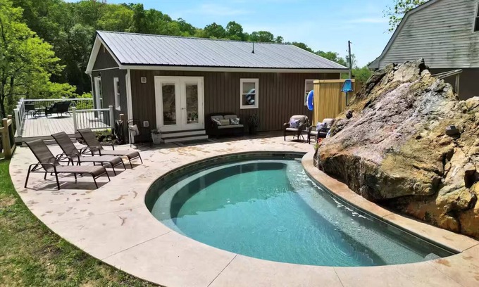 Cardiff Maison | Quiet house heated pool & waterfall open all year