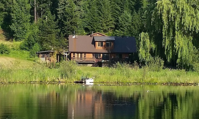 Clearwater Maison | Maison au bord du lac calme avec une vue magnifique. Grande terrasse et cour avec son propre quai!