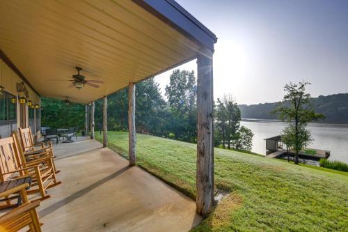Gladewater Maison | Quiet Lake Gladewater Getaway with Dock and Kayaks!