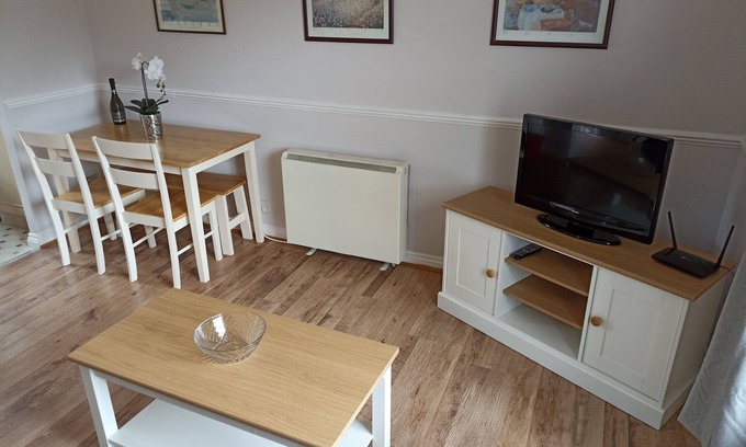 Wickford Appartement | Quiet Location, Private Parking, One Mile to Station.