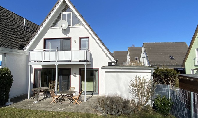 Breege Appartement | Quiet location, vacation apartment with terrace and garden - Ferienhaus Solamar FeWo EG