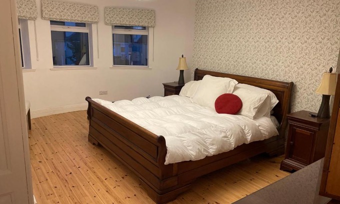 Galway Lit Et Petit-Déjeuner | Quiet luxury walk to the sea