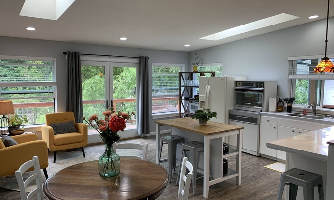 Gig Harbor Appartement | Quiet Modern Apartment on Tidal Estuary near Shops/Parks