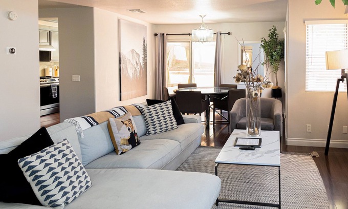 Santa Ana Heights Maison | Quiet Modern Home by Meadows Park