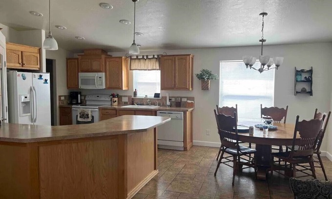 Bruneau Maison | Quiet neighborhood in Bruneau, 3 bedroom, handicap acessible, wifi and AC