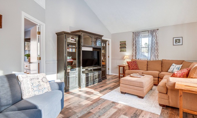 Locke Lake Colony Maison | Quiet New Hampshire Getaway w/ Game Room!
