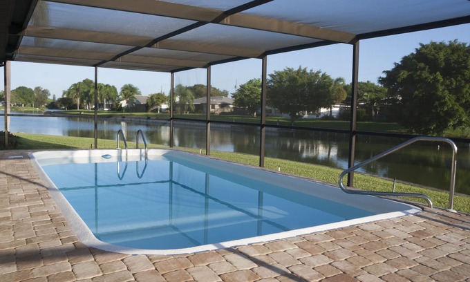 Venice Gardens Maison | Quiet pool house avec vue sur un lac - 7 minutes de la plage
