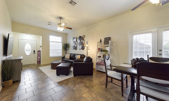 College Station Maison | Quiet Private Home located 10 min to Kyle Field with great access to everything.