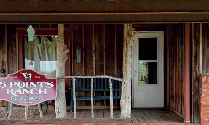 Sayre Cabine | Quiet ranch retreat full of rustic vintage charm! Located off I-40/Old Rt 66