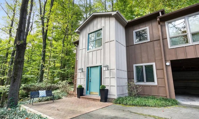 Lincolnia Maison | Quiet relaxing AlexandriaVA WashingtonDC Arlington