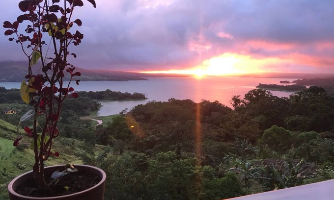 Arenal Villa | Retraite tranquille sur un magnifique jardin biologique au bord du lac