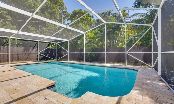 South Corals Maison | Quiet Retreat with Backyard Patio Near Downtown