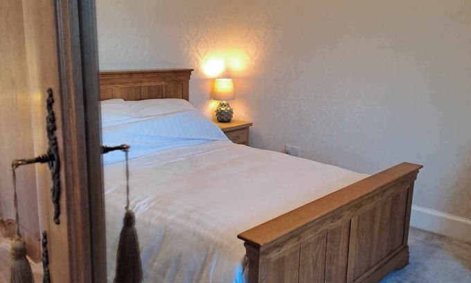 Isle of Lewis Maison | Quiet, rural hideaway in traditional old Schoolhouse, right on the edge of loch.